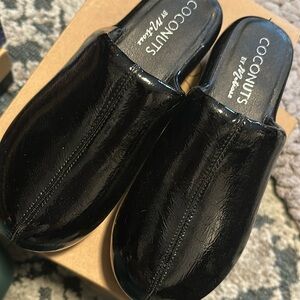 Coconuts by Matisse Black Mules. NEW!!